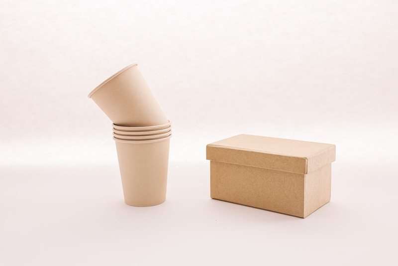 クラフト紙のカップと紙箱
